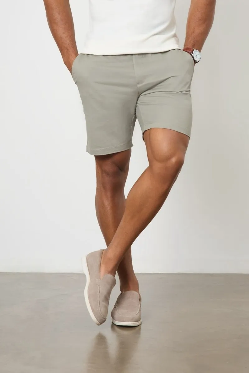 Muscle Fit Chino Shorts in Soft Khaki